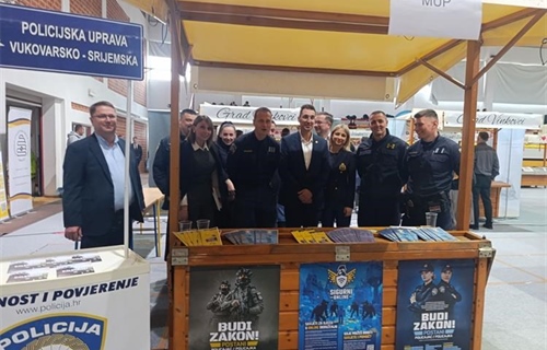 Policija učenicima srednjih škola predstavila mogućnosti školovanja u...