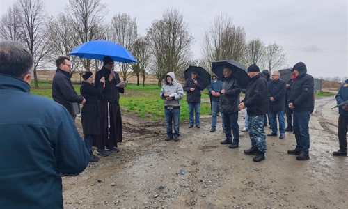 Križni put „kukuruznim putem“ u Vukovaru uoči Cvjetnice