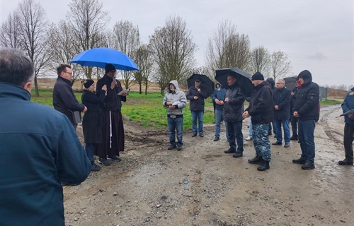 Križni put „kukuruznim putem“ u Vukovaru uoči Cvjetnice