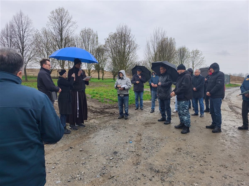 Križni put „kukuruznim putem“ u Vukovaru uoči Cvjetnice