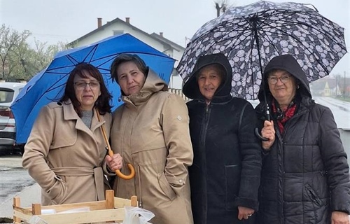 Udruga Hrvatska žena iz Starih Jankovaca prodajom kolača pomogla akciju...