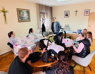 Općina Nuštar darivala pet novorođenih beba