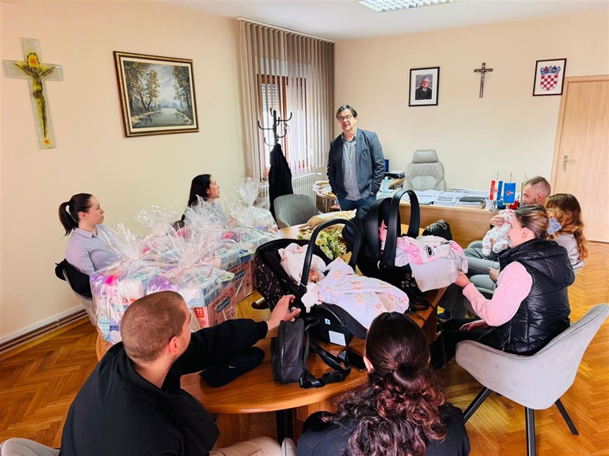 Općina Nuštar darivala pet novorođenih beba