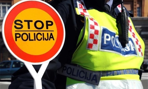 Pružni prijelaz na D7, između Švajcarnice i Čeminca, bez rampe do daljnjega