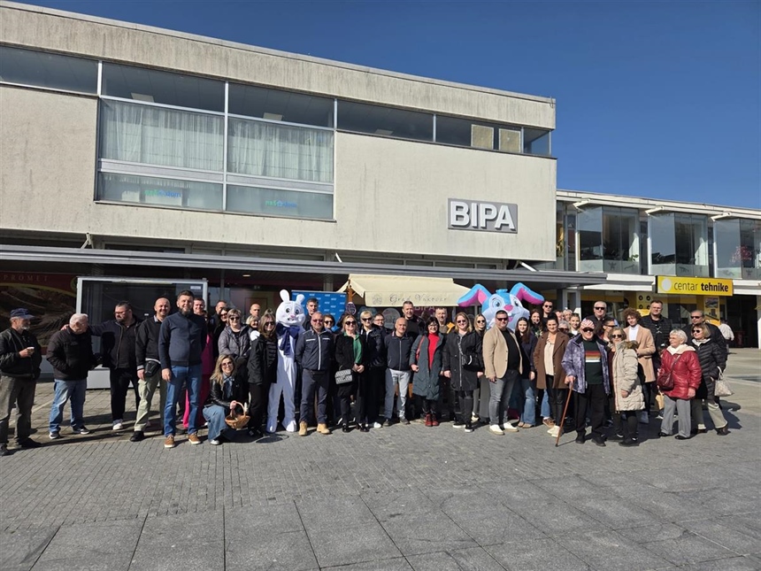 Članovi GO HDZ-a grada Vukovara građanima dijelili pisanice