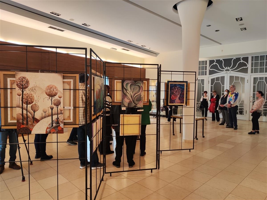 Otvorena izložba „Zapisi iz Akaše” – umjetnost kao putovanje kroz dušu i vrijeme