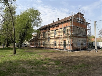 U parku Lenije u Vinkovcima nastavljaju se radovi na uređenju i obnovi zgrade budućeg Centra za mlade