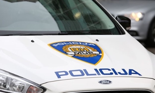 Vozač kamiona udario tri pješakinje, jedna preminula