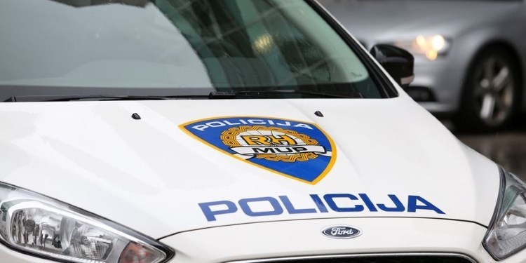 Vozač kamiona udario tri pješakinje, jedna preminula