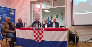 Tribina „Hrvatska vas zove” u Vinkovcima: Svjedoci vremena prenijeli istinu o Domovinskom ratu mladim generacijama