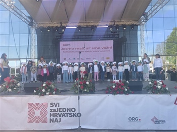 Cvjetni korzo razigrao Vukovar: Mališani donijeli boje, osmijehe i poruku budućnosti