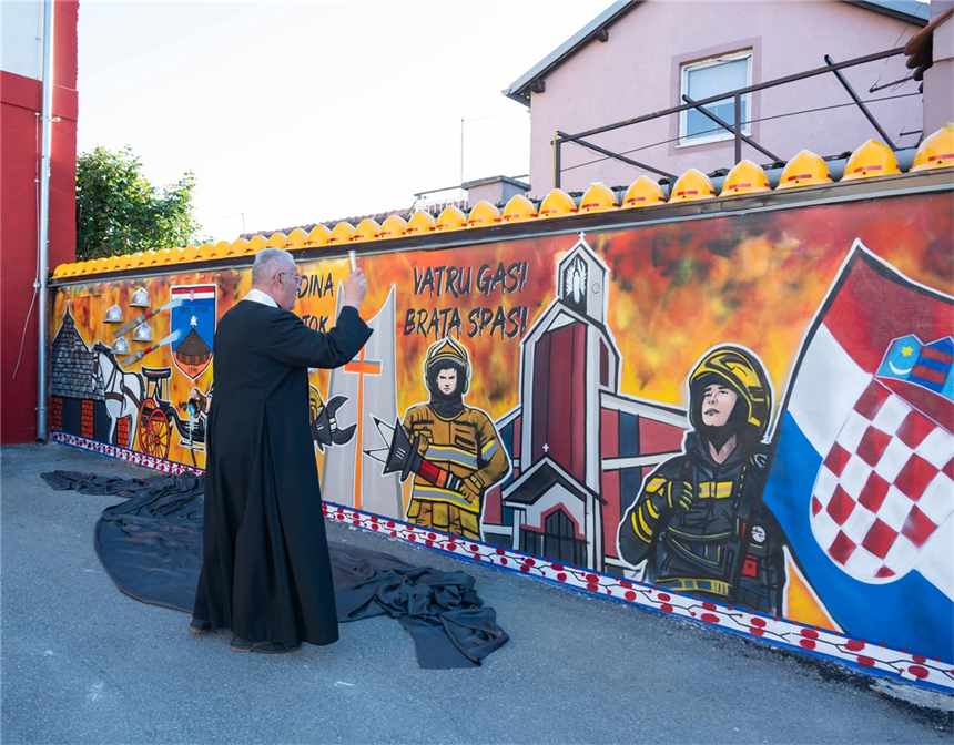 U Otoku otkriven mural u čast vatrogascima