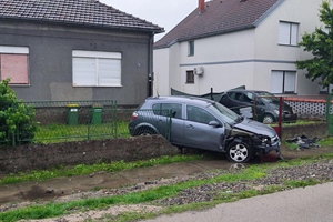 Automobil završio u dvorištu obiteljske kuće: Nesvakidašnja nesreća uznemirila stanovnike...