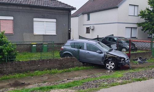 Automobil završio u dvorištu obiteljske kuće: Nesvakidašnja nesreća...