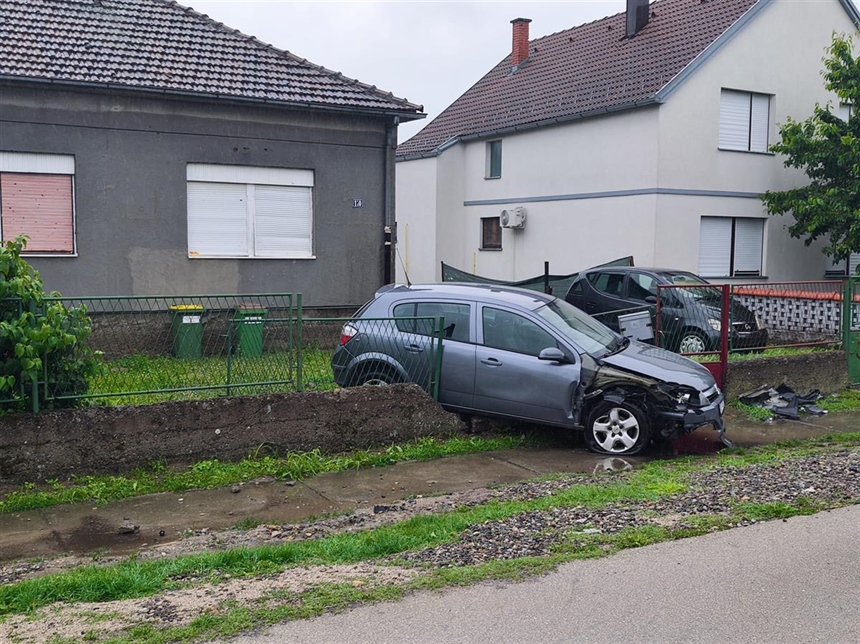 Automobil završio u dvorištu obiteljske kuće: Nesvakidašnja nesreća uznemirila stanovnike Čakovečke ulice