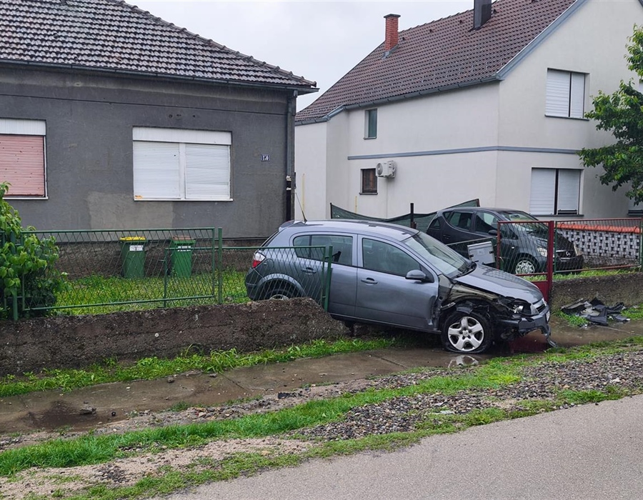 Automobil završio u dvorištu obiteljske kuće: Nesvakidašnja nesreća...
