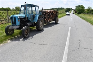 Muškarac teško ozlijeđen u nesreći kod Iloka: Pao s priključnog vozila traktora
