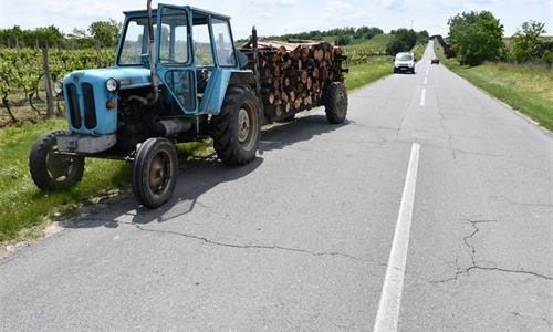 Muškarac teško ozlijeđen u nesreći kod Iloka: Pao s priključnog vozila...