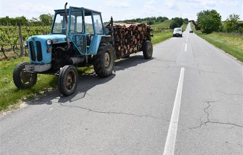 Muškarac teško ozlijeđen u nesreći kod Iloka: Pao s priključnog vozila...