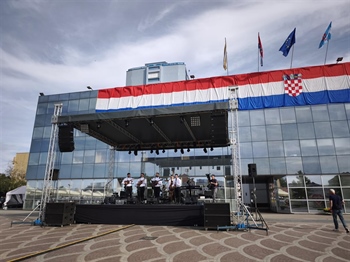 Vukovar obilježava Dan državnosti uz glazbu i pečenog vola