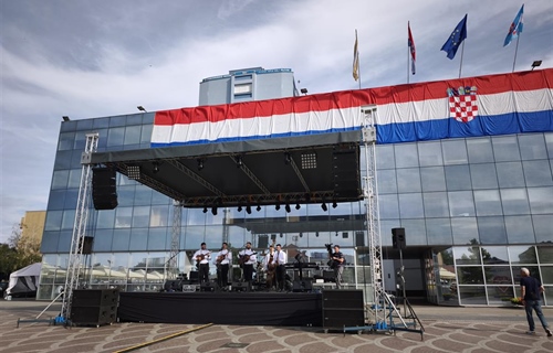 Vukovar obilježava Dan državnosti uz glazbu i pečenog vola