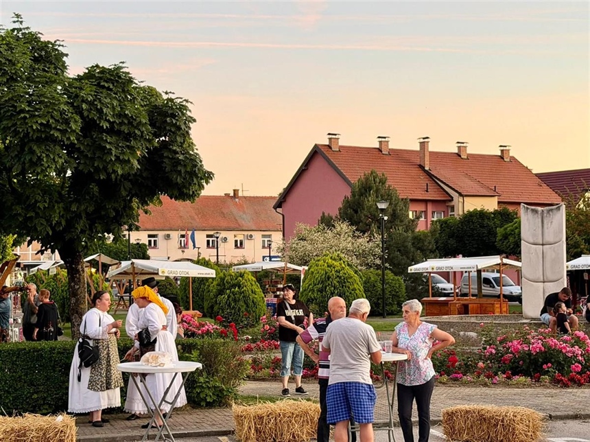 Otočko proljeće ponovno okupilo Slavoniju: tradicija, zajedništvo i pjesma ispunili grad