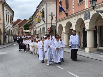 Tijelovska procesija prošla ulicama Vukovara: Vjernici javno posvjedočili vjeru u Kristovu prisutnost