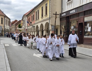 Tijelovska procesija prošla ulicama Vukovara: Vjernici javno...
