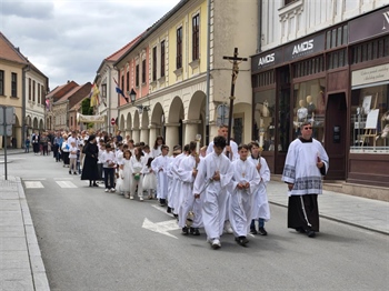 Tijelovska procesija prošla ulicama Vukovara: Vjernici javno posvjedočili vjeru u Kristovu prisutnost