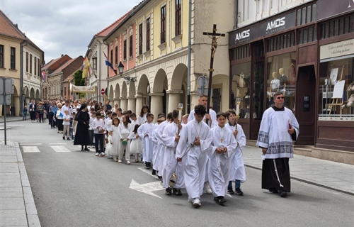 Tijelovska procesija prošla ulicama Vukovara: Vjernici javno...