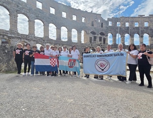 Vukovarske braniteljice ponosno pronijele zastavu grada heroja kroz...