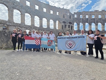 Vukovarske braniteljice ponosno pronijele zastavu grada heroja kroz Pulu: „Dovoljan je jedan zagrljaj da obnovi prijateljstva za cijeli život“
