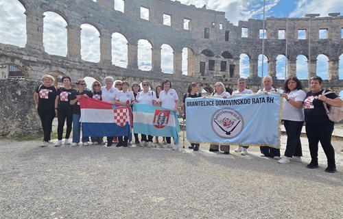 Vukovarske braniteljice ponosno pronijele zastavu grada heroja kroz...