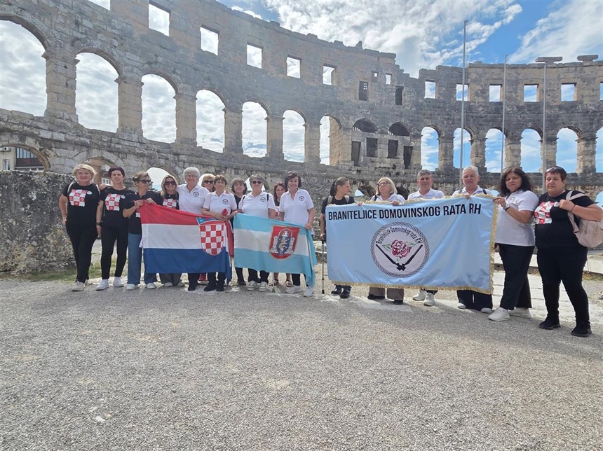 Vukovarske braniteljice ponosno pronijele zastavu grada heroja kroz Pulu: „Dovoljan je jedan zagrljaj da obnovi prijateljstva za cijeli život“