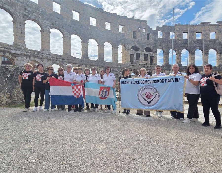 Vukovarske braniteljice ponosno pronijele zastavu grada heroja kroz...