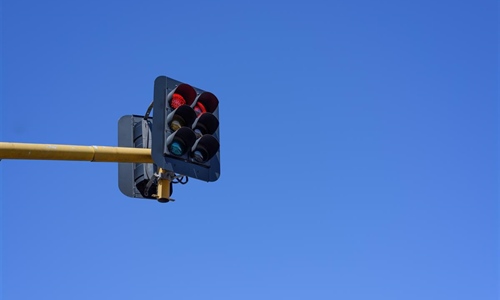 Prometni biser iz Vinkovaca: Prošla kroz crveno, ostala bez vozačke,...