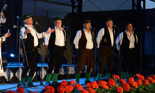 Bećarac ponovno okuplja Slavoniju: Večeras veliko finale 14. Bećarfesta...