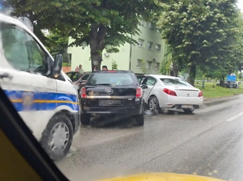 Šest nesreća u jednom danu: jedna osoba teško ozlijeđena, policija upozorava na brzinu i mobitele za volanom