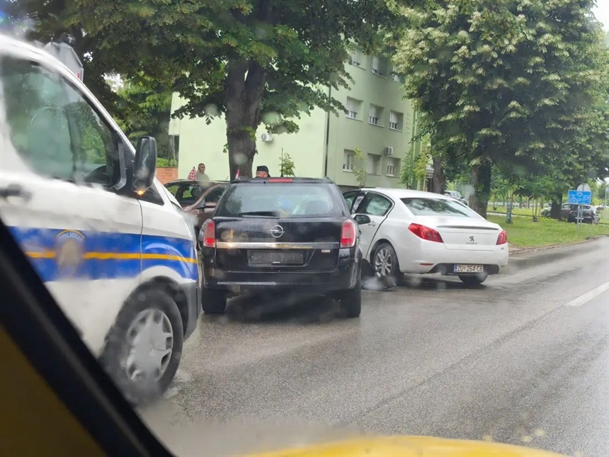 Šest nesreća u jednom danu: jedna osoba teško ozlijeđena, policija upozorava na brzinu i mobitele za volanom