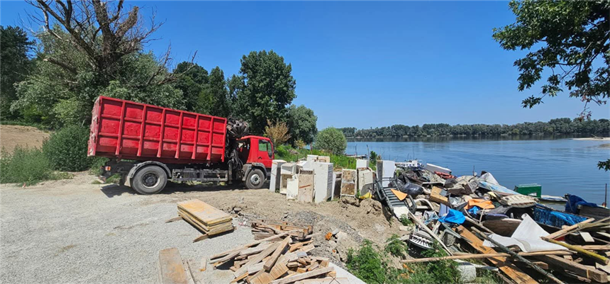 Kod Orlovog otoka u tijeku radovi uklanjanja i zbrinjavanja nepropisno odbačenog otpada