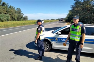 Bacio pušku u grmlje pred policajcima, mladić nasjeo na lažni bankarski SMS, a pijani vozači...