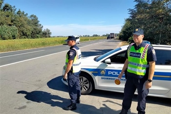 Bacio pušku u grmlje pred policajcima, mladić nasjeo na lažni bankarski SMS, a pijani vozači ostali bez dozvola