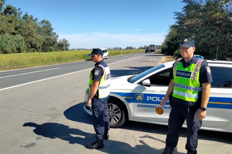 Bacio pušku u grmlje pred policajcima, mladić nasjeo na lažni bankarski SMS, a pijani vozači ostali bez dozvola