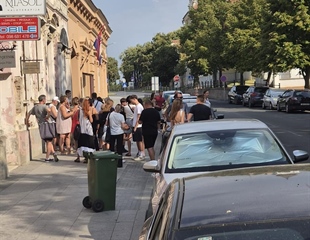 Već se stvar red: Građani jutros  čekaju ulaznice za Thompsonov...