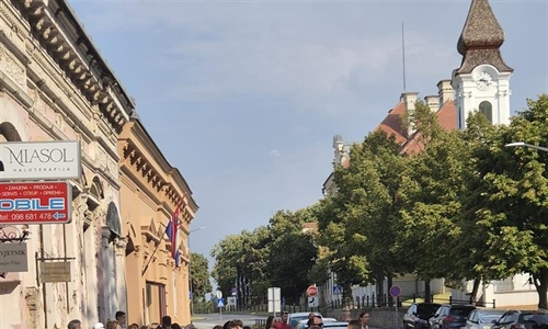 Već se stvar red: Građani jutros  čekaju ulaznice za Thompsonov...