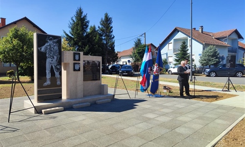 Svečano otkriven spomenik vukovarskim braniteljima Mitnice