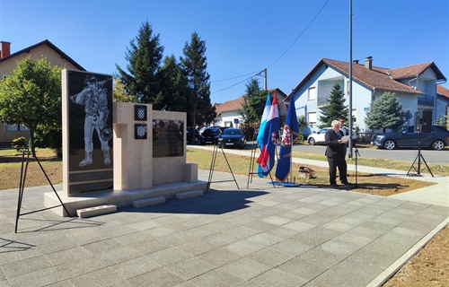 Svečano otkriven spomenik vukovarskim braniteljima Mitnice