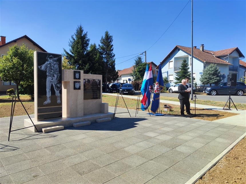 Svečano otkriven spomenik vukovarskim braniteljima Mitnice