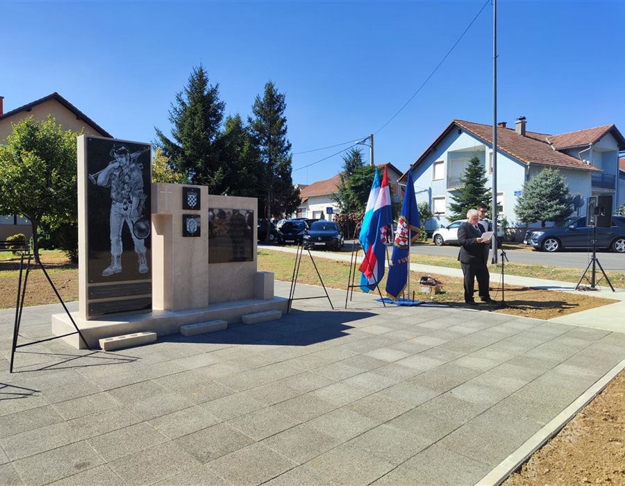 Svečano otkriven spomenik vukovarskim braniteljima Mitnice