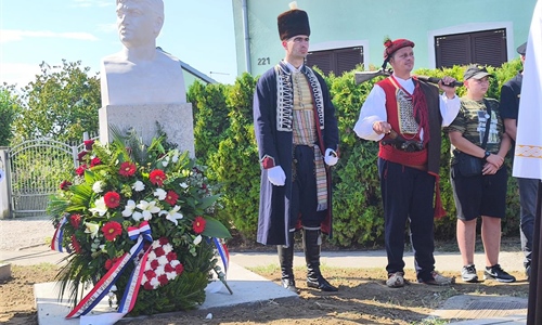 Otkriven spomenik Vinku Budimiru – Slonu